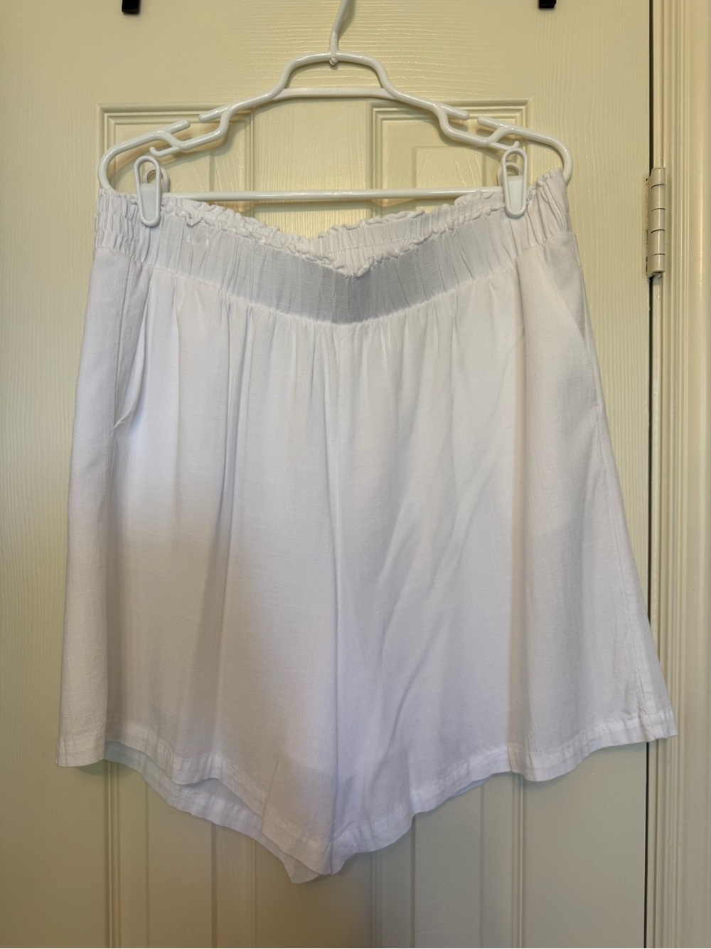 Adrianna Papell White Fully Lined Pull On Shorts Size L Smocked Elastic Waist
